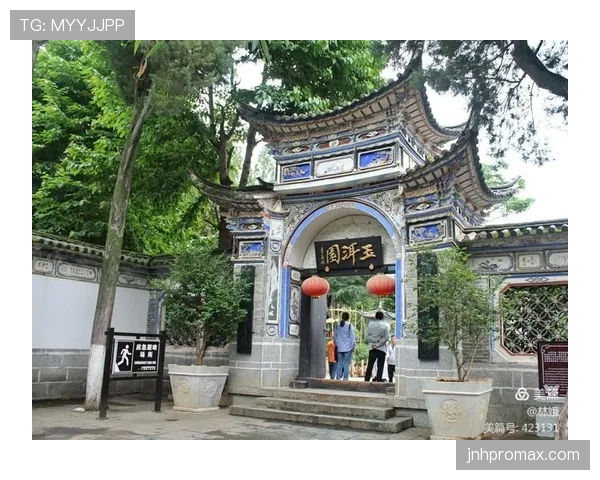 小区群炸了，莱万多夫斯基家门口的车比街心花园还多